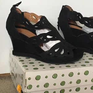 Platform sandals with a small zipper in the back .